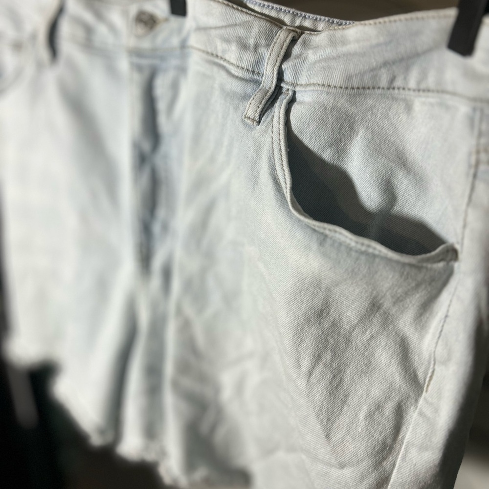 Ava + Viv Light Wash Frayed Hem Shorts, High Rise with Stretch, Size 22 - Picture 8 of 8